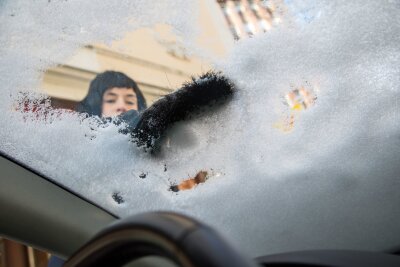 7 Tipps, wie Sie mit dem Auto sicher durch den Winter kommen - Im Winter gehört auch ein Handfeger ins Auto. Er macht es leicht, den Schnee von der Windschutzscheibe zu wischen.