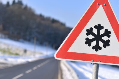 7 Tipps, wie Sie mit dem Auto sicher durch den Winter kommen - Dieses Warnschild weist auf Straßenglätte hin. Vorsichtiges Fahren ist angesagt.