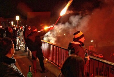 70 Jahre Dynamo Dresden: Tausende Fans feiern mit Pyrotechnik - 70 Jahre Dynamo Dresden: Tausende Fans feierten dies Dienstagnacht und zündeten zum Teil nicht zugelassene Pyrotechnik. Foto: Roland Halkasch