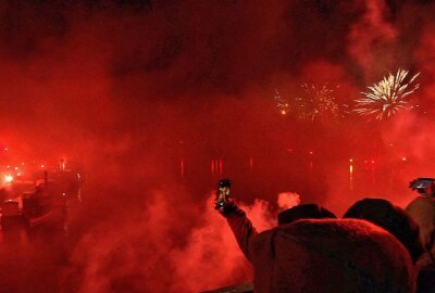 70 Jahre Dynamo Dresden: Tausende Fans feiern mit Pyrotechnik - 70 Jahre Dynamo Dresden: Tausende Fans feierten dies Dienstagnacht und zündeten zum Teil nicht zugelassene Pyrotechnik. Foto: Roland Halkasch