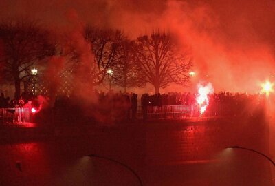 70 Jahre Dynamo Dresden: Tausende Fans feiern mit Pyrotechnik - 70 Jahre Dynamo Dresden: Tausende Fans feierten dies Dienstagnacht und zündeten zum Teil nicht zugelassene Pyrotechnik. Foto: Roland Halkasch