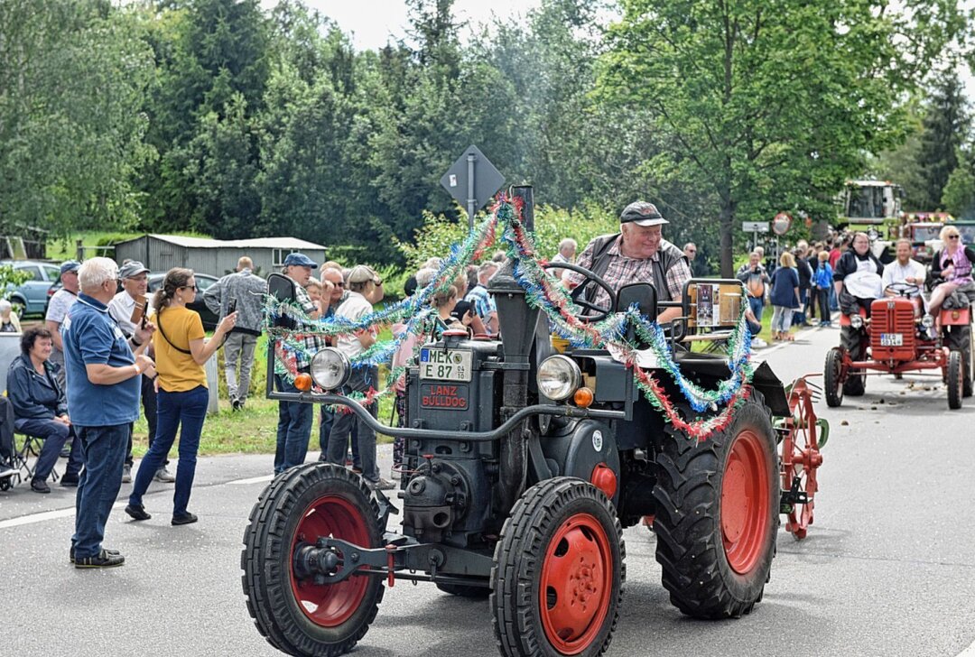 700 Jahre Helbigsdorf: Höhepunkt der Festwoche war stimmungsvoller Umzug - Das Kapitel Landwirtschaft zieht mit Technikschau vorbei. Foto: Christof Heyden