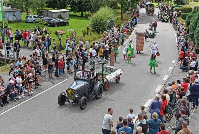 700 Jahre Helbigsdorf: Höhepunkt der Festwoche war stimmungsvoller Umzug - Die Organisatoren erinnern an frühere Objekte wie das Ziegelwerk und berichten vom Ziegelschornstein, den seit 2007 eine Storchenfamilie als Horst zu schätzen weiß. Foto: Christof Heyden