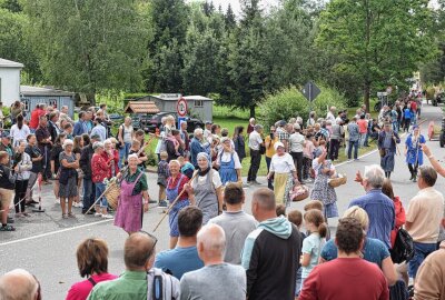 700 Jahre Helbigsdorf: Höhepunkt der Festwoche war stimmungsvoller Umzug - Bäuerinnen erinnern an die Zeit der LPG-Gründung in der DDR. Foto: Christof Heyden