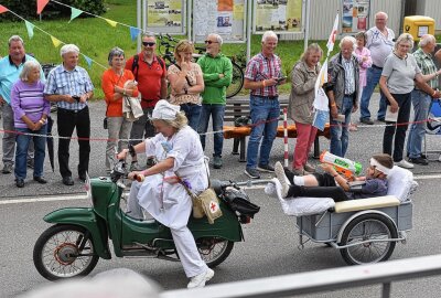 700 Jahre Helbigsdorf: Höhepunkt der Festwoche war stimmungsvoller Umzug - Platz da, die Gemeindeschwester kommt. Foto: Christof Heyden