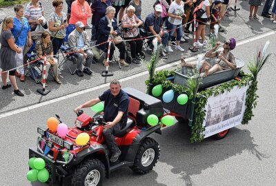 700 Jahre Helbigsdorf: Höhepunkt der Festwoche war stimmungsvoller Umzug - Dieses Motiv erinnert an das frühere Moorbad. Foto: Christof Heyden