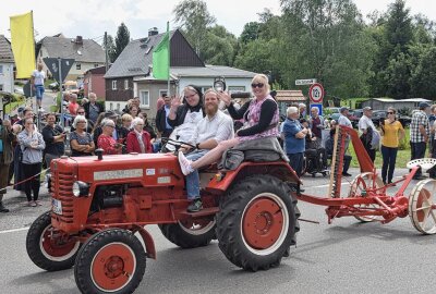 700 Jahre Helbigsdorf: Höhepunkt der Festwoche war stimmungsvoller Umzug - Das Kapitel Landwirtschaft zieht mit Technikschau vorbei. Foto: Christof Heyden