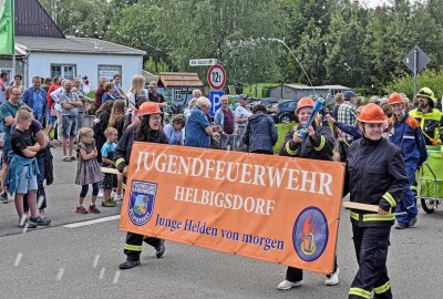 700 Jahre Helbigsdorf: Höhepunkt der Festwoche war stimmungsvoller Umzug - Achtung, es wird nass: die Jugendfeuerwehr zum Festumzug 700 Jahre Helbigsdorf. Foto: Christof Heyden