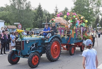 700 Jahre Helbigsdorf: Höhepunkt der Festwoche war stimmungsvoller Umzug - Das Kapitel Landwirtschaft zieht mit Technikschau vorbei. Foto: Christof Heyden