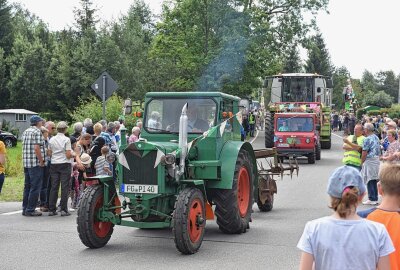 700 Jahre Helbigsdorf: Höhepunkt der Festwoche war stimmungsvoller Umzug - Das Kapitel Landwirtschaft zieht mit Technikschau vorbei. Foto: Christof Heyden