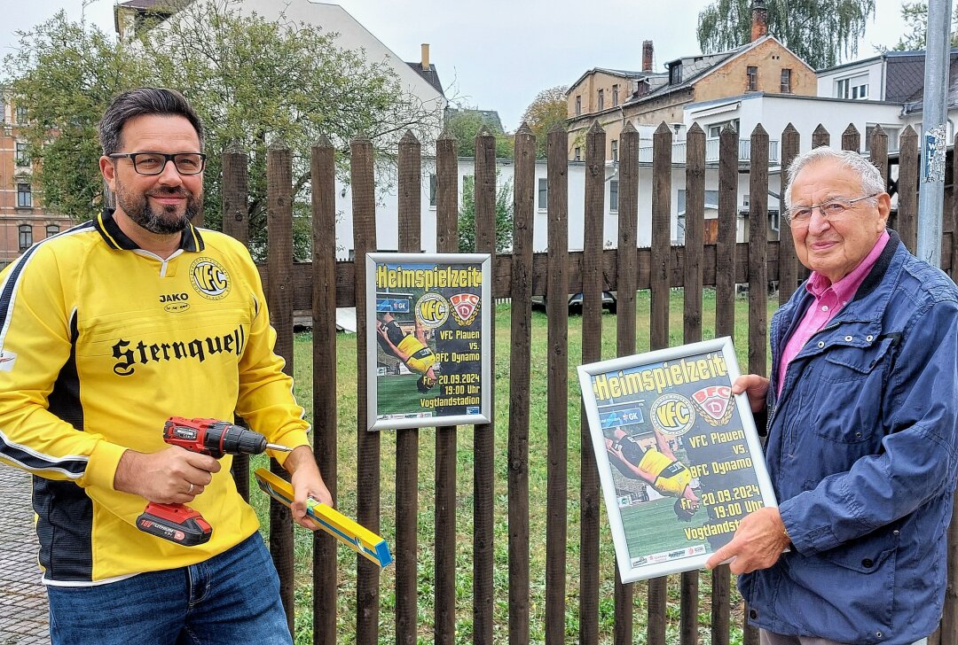 75 Jahre Fan: Jürgen Stöckel steht zum VFC! - Volker Herold (links) hat Jürgen Stöckel und viele weitere Anhänger für die Plakataktion gewonnen. Foto: Karsten Repert