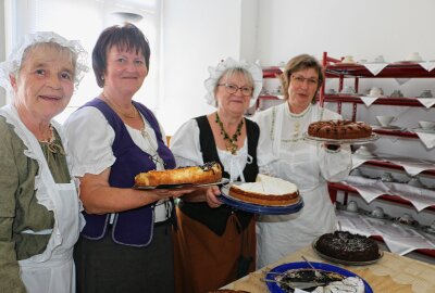 750-Jahrfeier: Schloss Mühltroff erwacht für einen Tag zum Leben - Kuchen konnte man indes bei den Frauen vom Vogtländischen Heimat- und Wanderverein Mühltroff erstehen. Foto: Simone Zeh