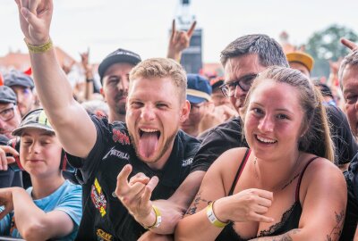 77.000 Fans feiern mit AC/DC im ausverkauften Ostragehege - Vor 77.000 Zuschauern begeistern AC/DC im ausverkauften Ostragehege/Rinne Dresden. Foto: Archeopix/Grube