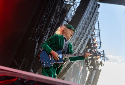 77.000 Fans feiern mit AC/DC im ausverkauften Ostragehege - Vor 77.000 Zuschauern begeistern AC/DC im ausverkauften Ostragehege/Rinne Dresden. Foto: Archeopix/Grube