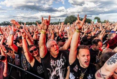 77.000 Fans feiern mit AC/DC im ausverkauften Ostragehege - Vor 77.000 Zuschauern begeistern AC/DC im ausverkauften Ostragehege/Rinne Dresden. Foto: Archeopix/Grube