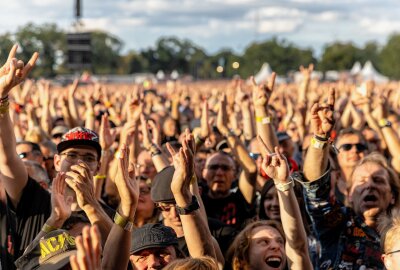 77.000 Fans feiern mit AC/DC im ausverkauften Ostragehege - Vor 77.000 Zuschauern begeistern AC/DC im ausverkauften Ostragehege/Rinne Dresden. Foto: Archeopix/Grube