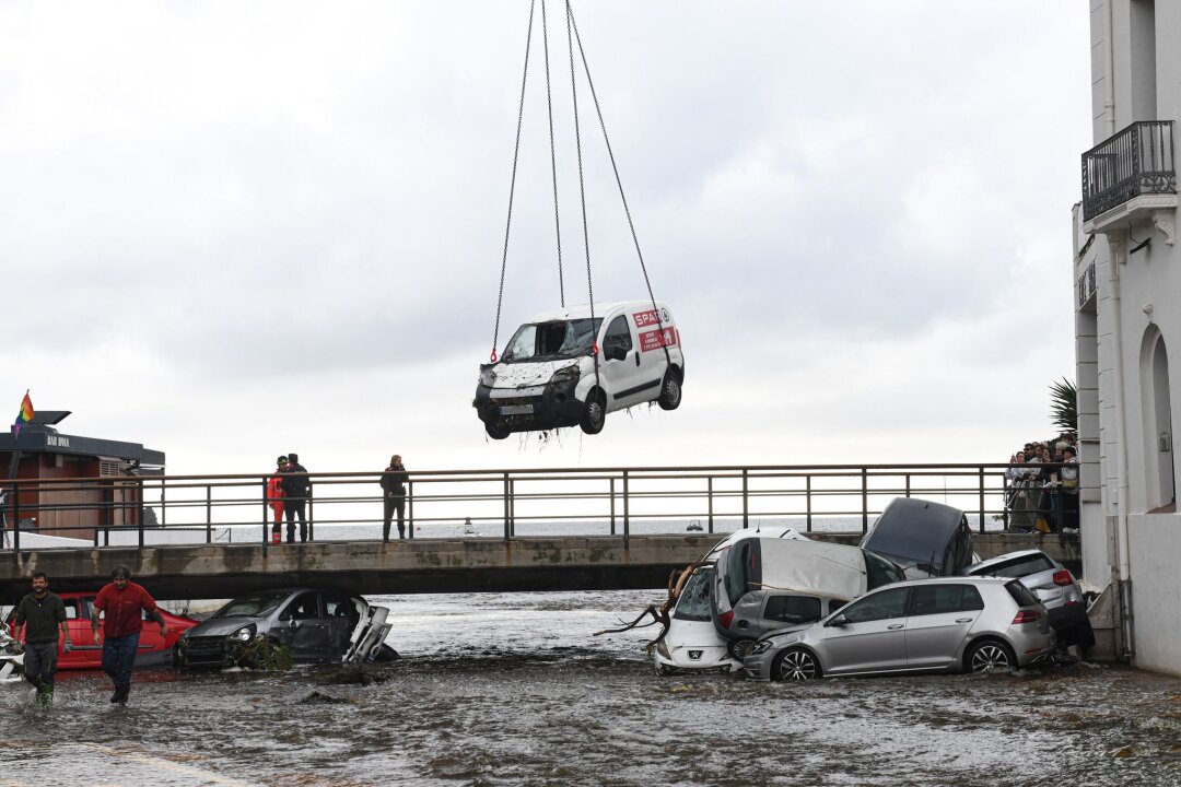 78 Vermisste nach Jahrhundertflut in Spanien - Neue Unwetter - Die Autos werden in Cadaqués bereits geborgen.