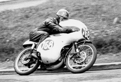 90 Jahre Laszlo Szabo: Der MZ-Star aus Ungarn und seine Erfolge im Motorsport - Laszlo Szabo 1961 in der Queckenberg-Kurve des alten Sachsenrings. Foto: Günter Geyler / motoarchive.com