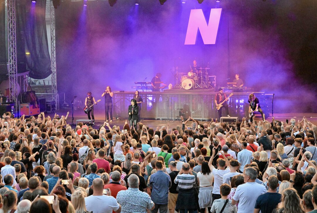 99 Luftballons und Wunder, die geschehen: Nena rockt die Freilichtbühne Zwickau - Viele im Publikum verbinden die alten Hits von Nena mit der eigenen Jugend. Foto: Ralf Wendland