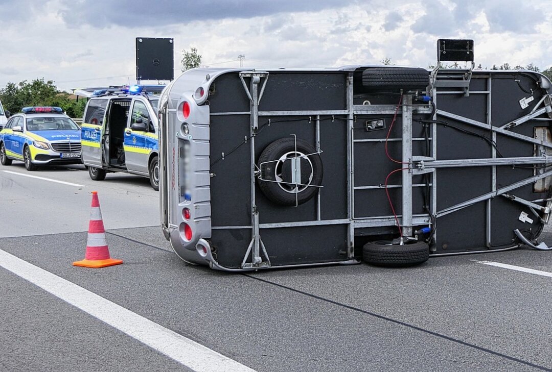 A14 bei Grimma: Wohnanhänger stürzt um und blockiert Fahrbahn - Unfall auf der A14: Wohnanhänger blockiert Fahrbahn und führt zu Vollsperrung. Foto: Sören Müller