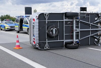 A14 bei Grimma: Wohnanhänger stürzt um und blockiert Fahrbahn - Unfall auf der A14: Wohnanhänger blockiert Fahrbahn und führt zu Vollsperrung. Foto: Sören Müller