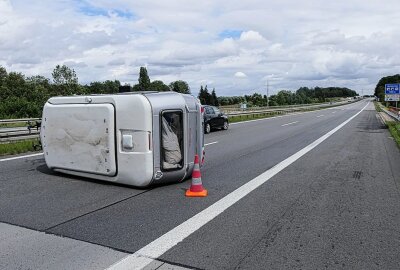 A14 bei Grimma: Wohnanhänger stürzt um und blockiert Fahrbahn - Unfall auf der A14: Wohnanhänger blockiert Fahrbahn und führt zu Vollsperrung. Foto: Sören Müller