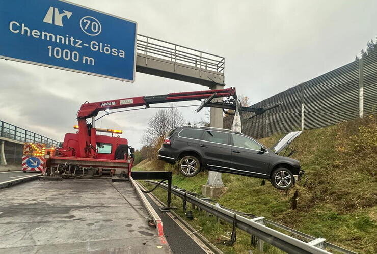 A4 bei Chemnitz gesperrt: VW kollidiert mit Leitplanke - Verkehrsunfall auf der A4: VW kollidiert mit Leitplanke.