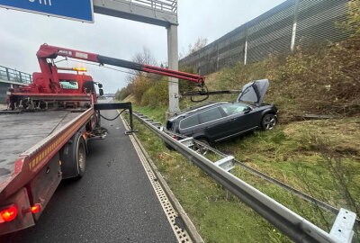 A4 bei Chemnitz gesperrt: VW kollidiert mit Leitplanke - Einsatzkräfte an der Autobahn: Feuerwehr und Rettungsdienst vor Ort.