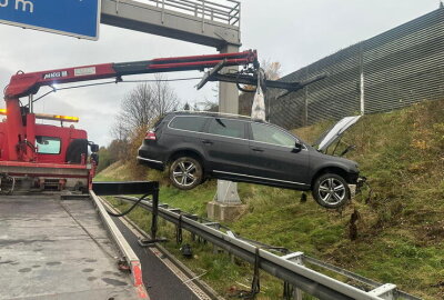 A4 bei Chemnitz gesperrt: VW kollidiert mit Leitplanke - Unfallursache auf der A4 unklar: Ermittlungen laufen.