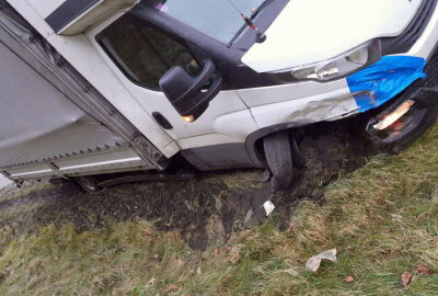 A4 bei Chemnitz gesperrt: VW kollidiert mit Leitplanke - Unfallursache auf der A4 unklar: Ermittlungen laufen.