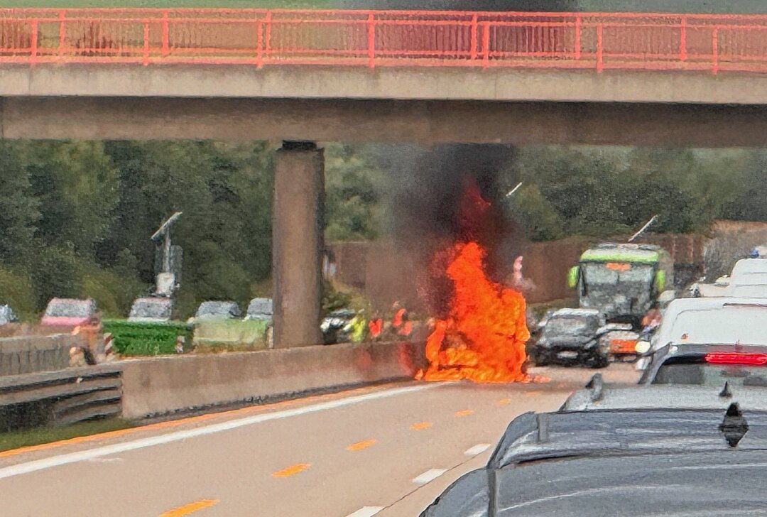 A4: Brennendes Fahrzeug sorgt für zehn kilometerlangen Stau - Es kam zu einem kilometerlangem Stau. Foto: Roland Halkasch