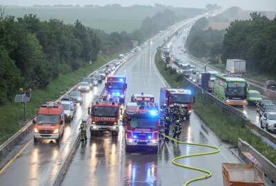 A4: Brennendes Fahrzeug sorgt für zehn kilometerlangen Stau - Es kam zu einem kilometerlangem Stau. Foto: Roland Halkasch