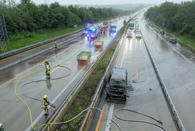 A4: Brennendes Fahrzeug sorgt für zehn kilometerlangen Stau - Es kam zu einem kilometerlangem Stau. Foto: Roland Halkasch