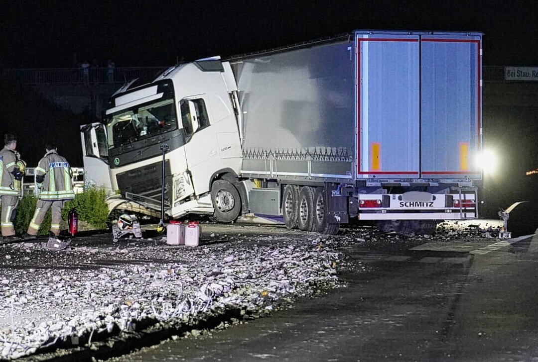 A4: LKW-Fahrer verliert die Kontrolle und fährt über Betonleitplanke - Am späten Donnerstagabend kam es auf der A4 bei Bautzen zu einem schweren Unfall. Foto: LausitzNews / Jens Kaczmarek