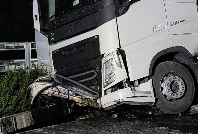 A4: LKW-Fahrer verliert die Kontrolle und fährt über Betonleitplanke - Am späten Donnerstagabend kam es auf der A4 bei Bautzen zu einem schweren Unfall. Foto: LausitzNews / Jens Kaczmarek