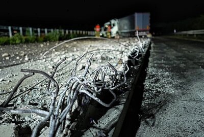 A4: LKW-Fahrer verliert die Kontrolle und fährt über Betonleitplanke - Am späten Donnerstagabend kam es auf der A4 bei Bautzen zu einem schweren Unfall. Foto: LausitzNews / Jens Kaczmarek