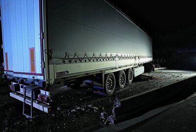 A4: LKW-Fahrer verliert die Kontrolle und fährt über Betonleitplanke - Am späten Donnerstagabend kam es auf der A4 bei Bautzen zu einem schweren Unfall. Foto: LausitzNews / Jens Kaczmarek