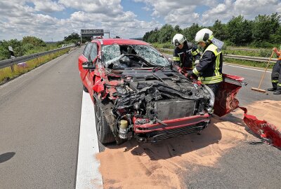 A4: Vollsperrung nach Crash mit zwei Schwerverletzten - Schwere Kollision am Kreuz Meerane. Fotos: Andreas Kretschel