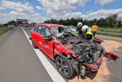 A4: Vollsperrung nach Crash mit zwei Schwerverletzten - Schwere Kollision am Kreuz Meerane. Fotos: Andreas Kretschel