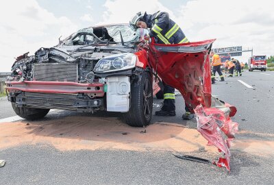 A4: Vollsperrung nach Crash mit zwei Schwerverletzten - Schwere Kollision am Kreuz Meerane. Fotos: Andreas Kretschel