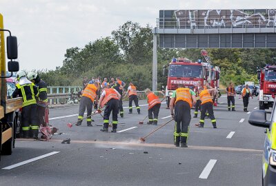 A4: Vollsperrung nach Crash mit zwei Schwerverletzten - Einsatzkräfte räumen den Unfallort. Foto: Andreas Kretschel