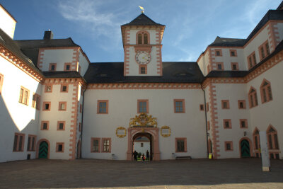 Abenteuer auf Schloss Augustusburg: Interaktive Ausstellung über die spektakuläre Reise nach New York -  Die Erlebnisausstellung präsentiert in einer innovativen Inszenierung die 43.000 Kilometer lange beeindruckende Weltreise von fünf KünstlerInnen, die mit zahlreichen Pannen von Halle/Saale bis zum Sehnsuchtsort New York führte. 