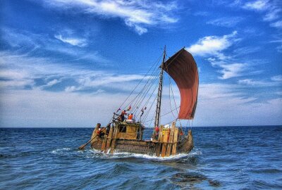 "Abora V" - Kam Kolumbus 6.000 Jahre zu spät? - Die "Abora III" unter vollen Segeln. Foto: Dominique Görlitz