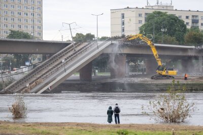 Abriss der eingestürzten Carolabrücke dauert bis Jahresende - Der Abriss des eingestürzten Teils der Dresdner Carolabrücke soll sich noch bis zum Jahresende hinziehen.