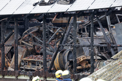 Das THW ist seit etwa 13 Uhr mit einem Bagger im Einsatz, um das abgebrannte Gebäude abzureißen. Foto: Andreas Kretschel