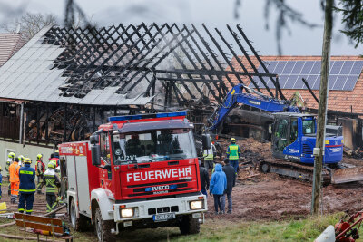 Das THW ist seit etwa 13 Uhr mit einem Bagger im Einsatz, um das abgebrannte Gebäude abzureißen. Foto: Andreas Kretschel