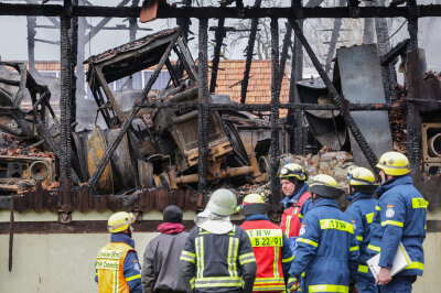 Das THW ist seit etwa 13 Uhr mit einem Bagger im Einsatz, um das abgebrannte Gebäude abzureißen. Foto: Andreas Kretschel