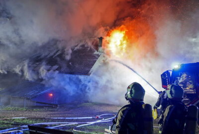 Abriss nach Scheunenbrand in Gersdorf: THW und Feuerwehr weiter am Einsatzort - In der Nacht ist in einer Sanierten Scheune eines Vierseitenhofes ein Feuer ausgebrochen.Foto:Andreas Kretschel