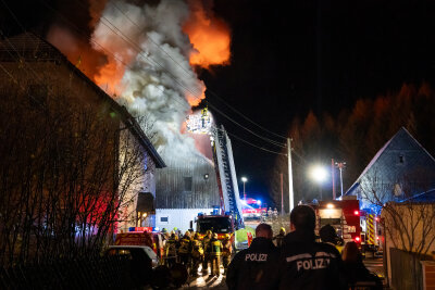 Abriss nach Scheunenbrand in Gersdorf: THW und Feuerwehr weiter am Einsatzort - In der Nacht zum Donnerstag gegen 1.40 Uhr ist auf der Hauptstraße ein Brand in einer Scheune, auf einem Vierseitenhof ausgebrochen.