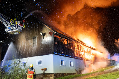 Abriss nach Scheunenbrand in Gersdorf: THW und Feuerwehr weiter am Einsatzort - Es wurde eine Person verletzt